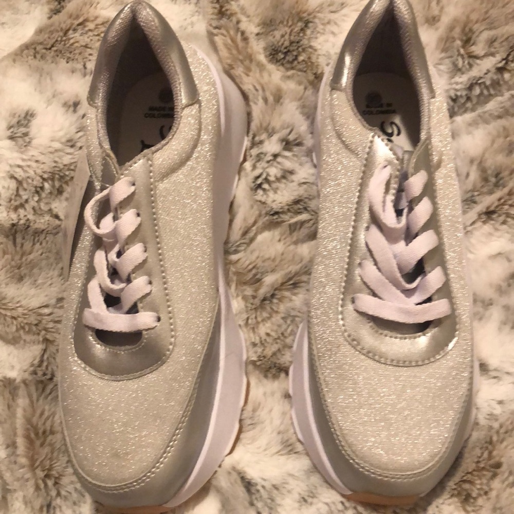 Silver shimmer sneakers made in Colombia - Picture 1 of 4